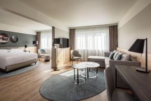 Voodi või voodid majutusasutuse Basel Marriott Hotel toas