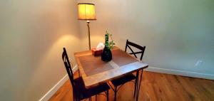 drewniany stół z lampą i wazonem w obiekcie Spacious Guest Suite w mieście Hamilton