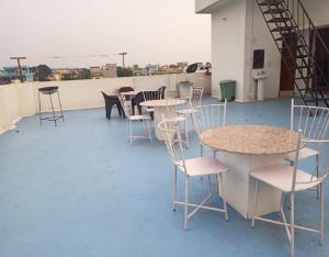 grupa stołów i krzeseł na dachu w obiekcie Hide and Seek by StayApart w mieście Dehradun