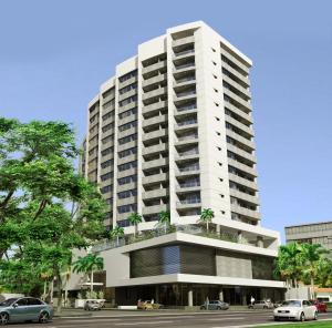 un edificio alto y blanco con palmeras delante en Departamento Elegante y Relax by Torre Vento en Santa Cruz de la Sierra