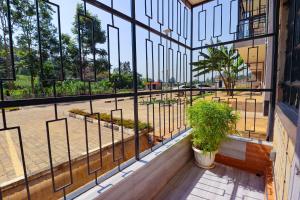 KiambuにあるJoy fully furnished & serviced apartmentsの窓と植物が空き建物