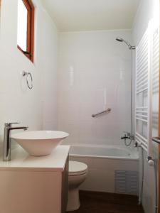 La salle de bains est pourvue d'un lavabo, de toilettes et d'une baignoire. dans l'établissement Refugio Kondortal, à Farellones