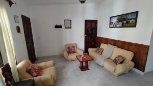 uma sala de estar com dois sofás e uma mesa em Cafayate Central House em Cafayate