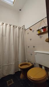 uma casa de banho com um WC e uma cortina de chuveiro em Cafayate Central House em Cafayate