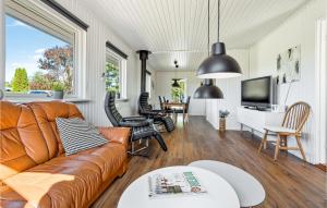 sala de estar con sofá, sillas y TV en Amazing Home In Sydals With Sauna, en Skovby