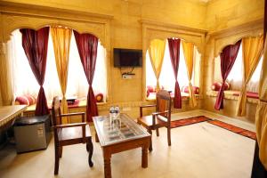 TV a/nebo společenská místnost v ubytování The Jaigarh Palace Jaisalmer