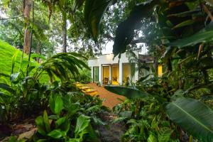 una casa en medio de un bosque en Namara Green Ella en Ella