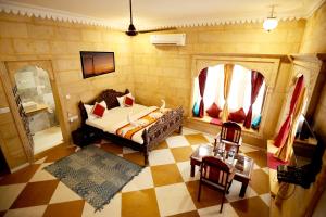 Postel nebo postele na pokoji v ubytování The Jaigarh Palace Jaisalmer