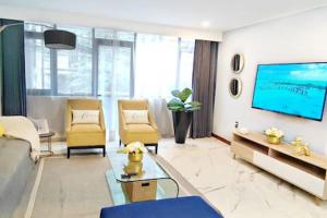 a living room with a couch and a tv at Rivera MaiaHome-Hermoso apt en Polanco cerca Antara - 2BR 2BT in Mexico City