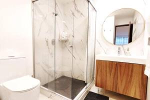 a bathroom with a shower and a toilet and a mirror at Rivera MaiaHome-Hermoso apt en Polanco cerca Antara - 2BR 2BT in Mexico City