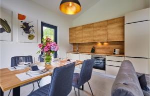 een keuken met een eettafel en stoelen bij Beautiful Home In Brezova Gora With Sauna, Wifi And 2 Bedrooms 