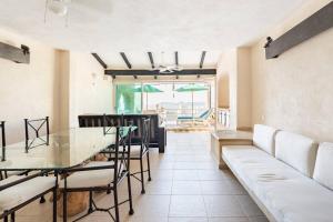 a living room with a couch and a glass table at Hermosa Villa Puesta al SOL in Acapulco