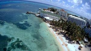una vista aerea su una spiaggia e su edifici di Edificio Apartamentos Hansa Alado De La Playa a San Andrés