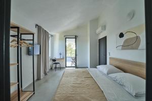 een slaapkamer met een groot bed en een bureau bij Villa Barbara in Poreč +63 foto's