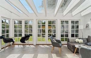 Ruang duduk di Amazing Home In Hornbæk With Wifi