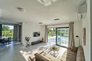 een woonkamer met een bank en een tafel bij Villa Barbara in Poreč