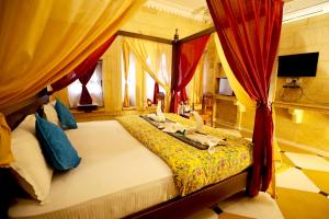 Posteľ alebo postele v izbe v ubytovaní The Jaigarh Palace Jaisalmer