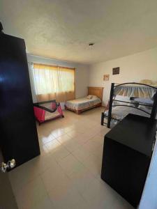um quarto com 2 beliches e piso em azulejo em Hermosa casa de descanso, alberca privada, caldera em Oaxtepec