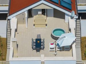 uma representação de uma casa com uma piscina e um pátio em Vidalis, no 1 em Kožino