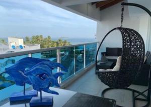 Camera con balcone e altalena con pesce blu di Edificio Apartamentos Hansa Alado De La Playa a San Andrés