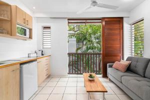 O bucătărie sau chicinetă la Palm Cove Treetop Spa Retreat