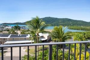 uma vista para a praia a partir da varanda de um resort em Coral Sea Vista Apartments em Airlie Beach