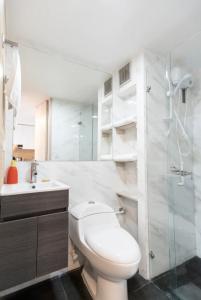 W łazience znajduje się toaleta, umywalka i prysznic. w obiekcie A Moderno loft con wifi en Centro de Bogotá w mieście Bogota