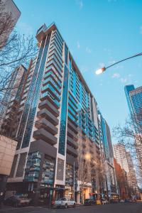 un edificio alto con un coche aparcado delante de él en Molly's Little Apartments, en Melbourne