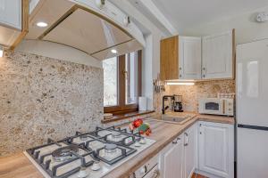 Kuchyňa alebo kuchynka v ubytovaní Riverside Resort Stari Malni Kolpa - Happy Rentals