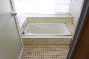 a white tub in a tiled bathroom with a window at コテージ　マリーゴールド in Nasu-yumoto +11 photos
