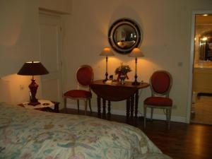 1 dormitorio con 1 cama, mesa y sillas en Bastgen Bed & Breakfast en Wittlich