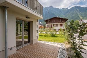 - un balcon offrant une vue sur les montagnes dans l'établissement White Pearl A05 Modern apartment Chamonix Alpes Travel Sleeps 4 to 6, à Chamonix-Mont-Blanc