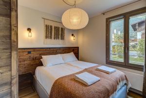 - une chambre avec un lit et 2 serviettes dans l'établissement White Pearl A05 Modern apartment Chamonix Alpes Travel Sleeps 4 to 6, à Chamonix-Mont-Blanc
