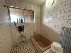 baño con bañera, aseo y ventana en Hakuigun - House - Vacation STAY 14651, 