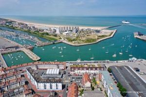una vista aérea de un puerto con barcos en el agua en Bel appartement neuf avec jardin, proche mer en Calais