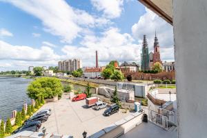 Blick auf eine Stadt mit Fluss und Gebäuden in der Unterkunft Hotel Piast in Oppeln