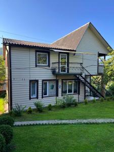 une maison avec un escalier sur le côté dans l'établissement садиба Сніжок, à Yaremtche
