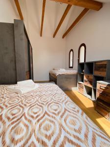 ein Schlafzimmer mit einem großen Bett in einem Zimmer in der Unterkunft Vila Maister in Celje