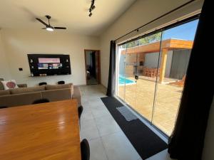 Cantinho Estrelado - Casa automatizada com ALEXA的电视和/或娱乐中心