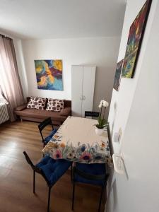 un soggiorno con tavolo e divano di Apartment a Francoforte sul Meno