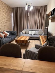een woonkamer met banken en een salontafel bij شقه فندقيه فاخره in Güngören