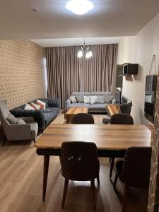 een woonkamer met een tafel en een bank bij شقه فندقيه فاخره in Güngören