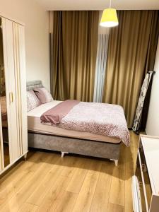 Een bed of bedden in een kamer bij شقه فندقيه فاخره