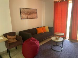 ein Wohnzimmer mit einem Sofa und einem Stuhl in der Unterkunft Villa Sanela in Pobegi