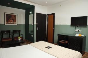 Una cama o camas en una habitación de Olive Zip Rest House Road by Embassy Group