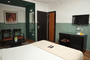 Una cama o camas en una habitación de Olive Zip Rest House Road by Embassy Group