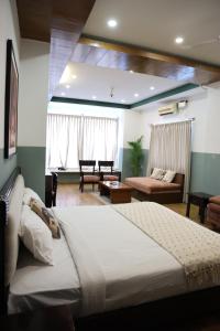 Una cama o camas en una habitación de Olive Zip Rest House Road by Embassy Group