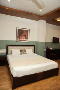 Una cama o camas en una habitación de Olive Zip Rest House Road by Embassy Group