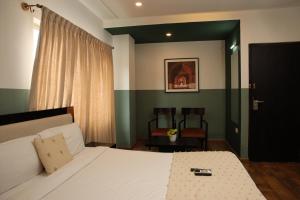 Una cama o camas en una habitación de Olive Zip Rest House Road by Embassy Group