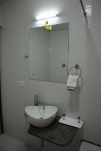 Un baño de Olive Zip Rest House Road by Embassy Group
